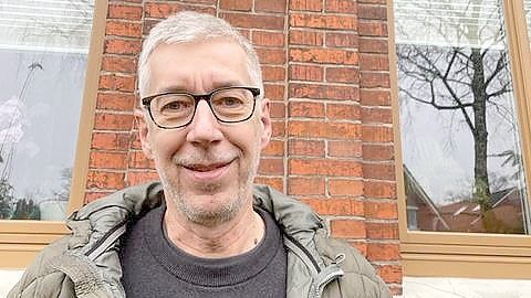 Gerhard Brüggemann öffnete Tür Nummer 17, hinter der zu Weihnachten ein riesiger Tannenbaum steht. Foto: Nording