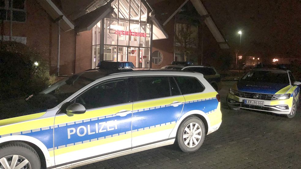 Mit mehreren Einsatzfahrzeugen waren die Polizeibeamten am Donnerstagabend zur Sparkasse nach Ostrhauderfehn ausgerückt. Foto: Zein