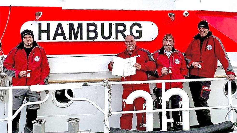 Besatzung des Seenotrettungskreuzers „Hamburg“ mit Patenschaftskurkunde in den Händen des Vormanns Ralf Brinker. Foto: Die Seenotretter – DGzRS