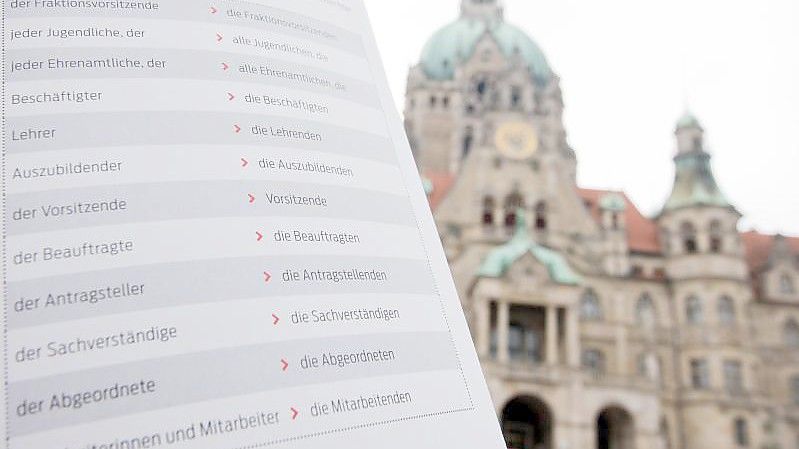 Ein Ausschnitt aus dem Flyer „Empfehlungen für eine geschlechtergerechte Verwaltungssprache“. Foto: Julian Stratenschulte/dpa