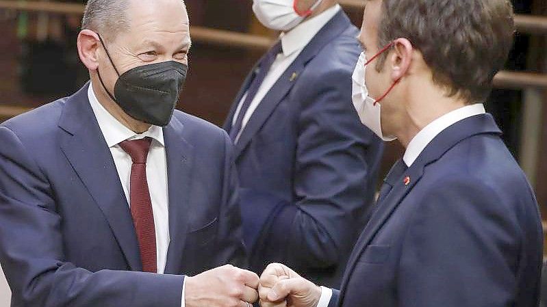 Bundeskanzler Olaf Scholz (l) und Frankreichs Präsident Emmanuel Macron beim EU-Gipfel in Brüssel. Foto: Stephanie Lecocq/Pool EPA/AP/dpa