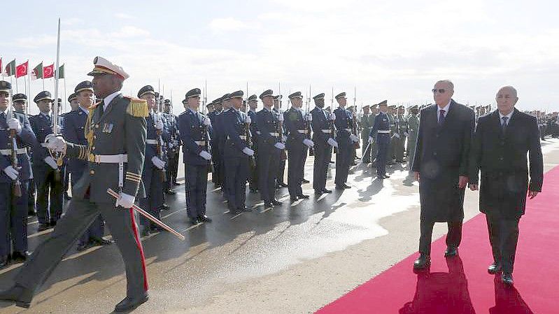 Der algerische Präsident Abdelmadjid Tebboune (r.) und Recep Tayyip Erdogan, Präsident der Türkei, vor einer Ehrengarde des algerischen Militärs. Foto: Turkish Presidency/AP/dpa