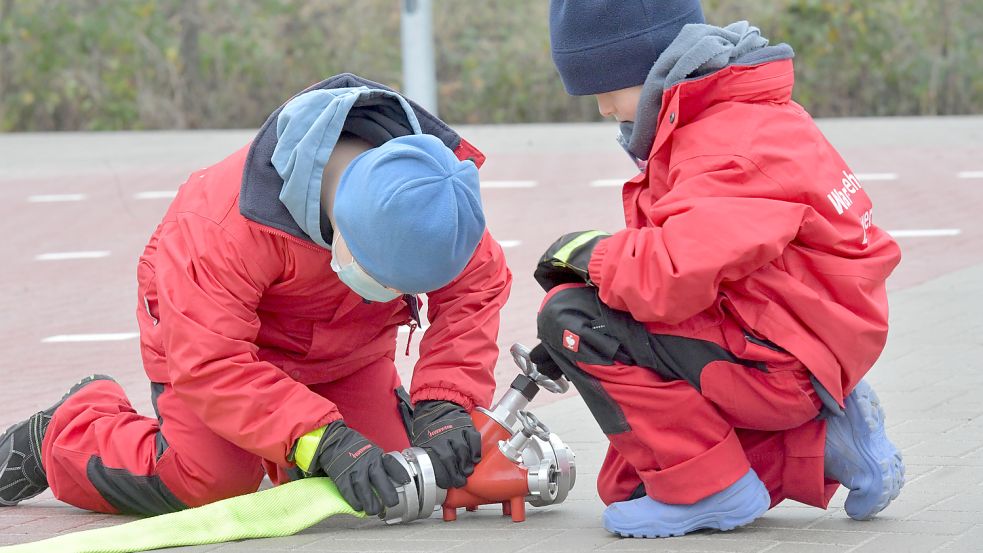 Manche Mitglieder der Kinderfeuerwehr werden später Feuerwehrleute. Foto: Ortgies