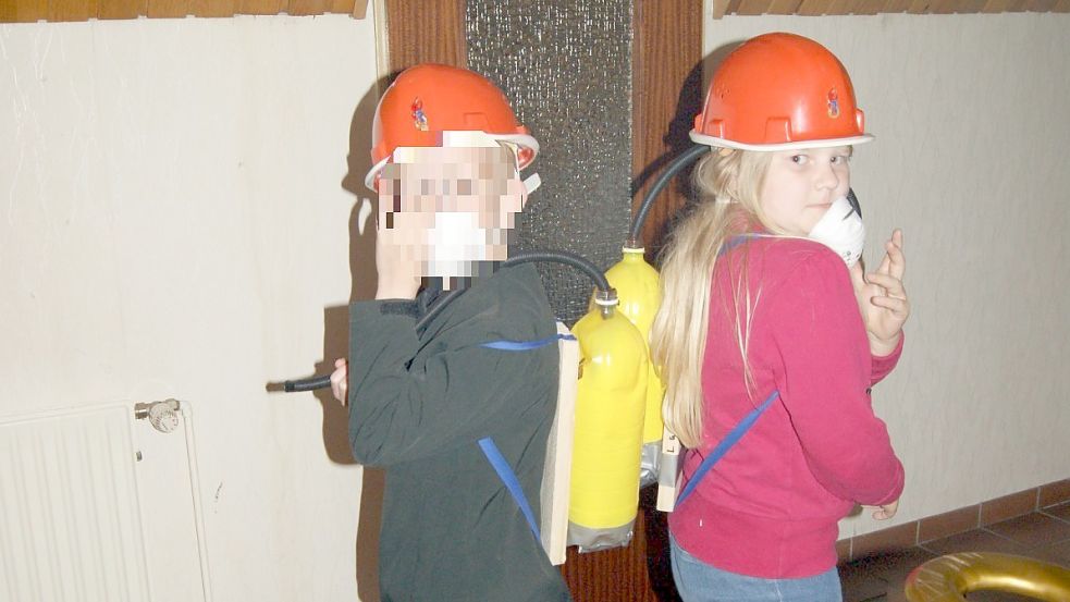 Lana Buß (rechts) und die anderen Kinder übten bei der Kinderfeuerwehr den Umgang mit Sauerstoffflaschen. Foto: privat