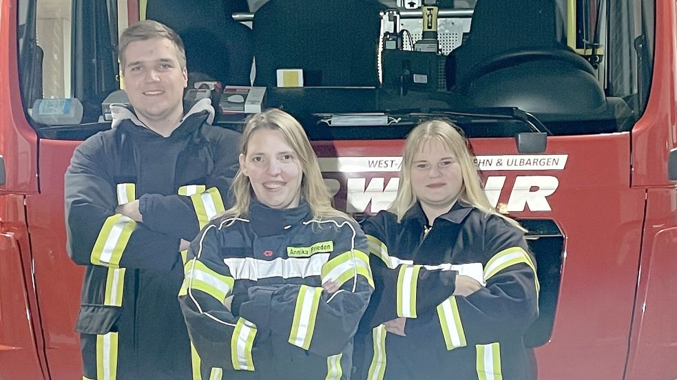 Sönke Onken (links) und Lana Buß (rechts) sind heute gemeinsam mit ihrer damaligen Kinderfeuerwehrwartin Annika Frieden in der aktiven Feuerwehr. Foto: privat