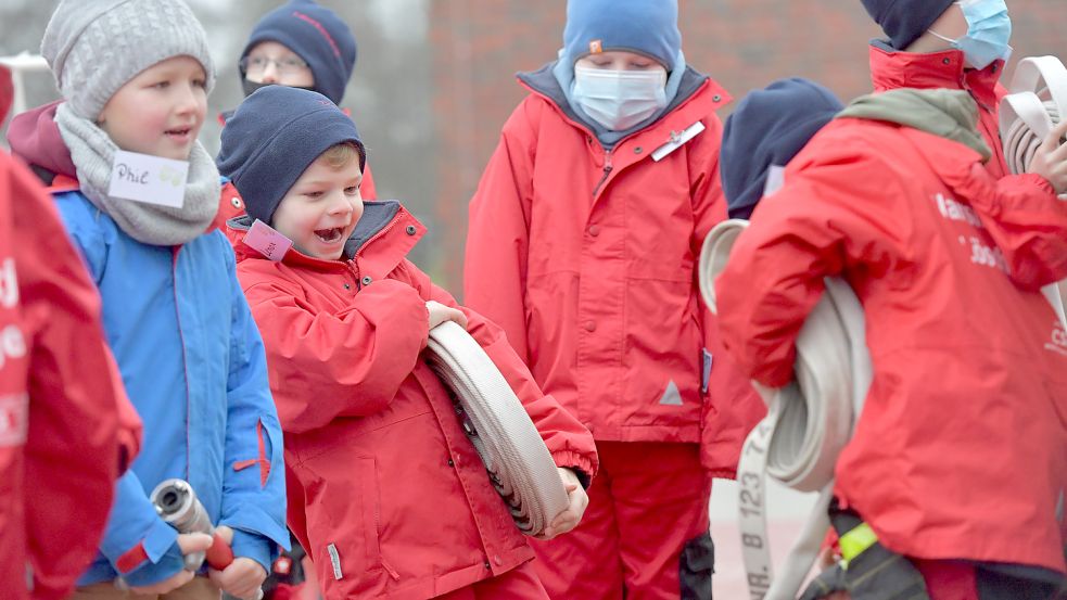 Die Kinder lernen bei der Feuerwehr, wie man sich im Ernstfall verhält. Fotos: Ortgies