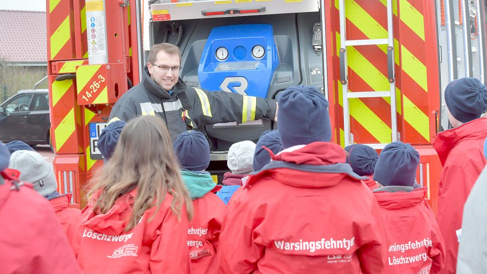 Feuerwehrmann Thorsten Peters erklärt den Kindern das Fahrzeug.
