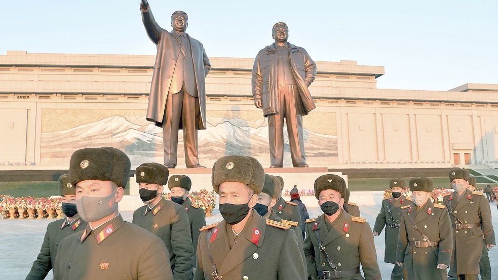 Nordkoreanische Soldaten besuchen den Mansu-Berg am 10. Jahrestag des Todes des zweiten Führers Kim Jong Il. Im Hintergrund sind Statuen von Nordkoreas Staatsgründer Kim Il Sung (l.) und seinem Sohn Kim Jong Il zu sehen. Foto: kyodo/dpa
