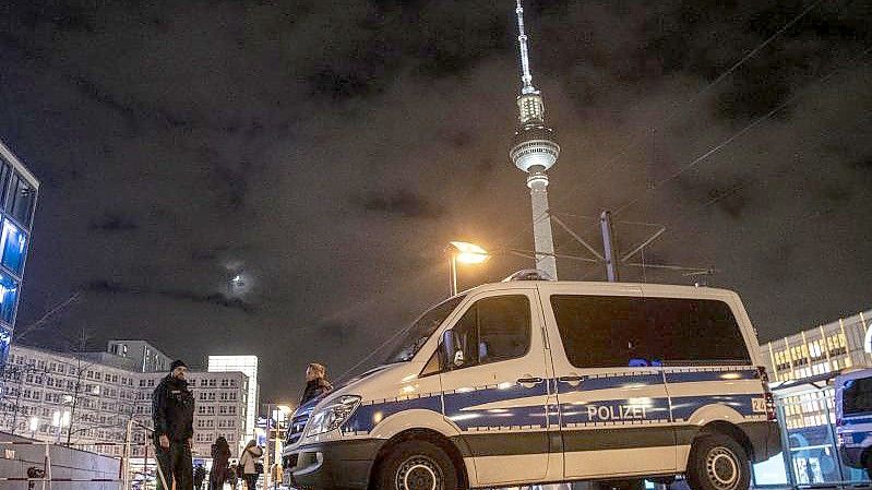 Der Berliner Alexanderplatz wird an Silvester zur Böllerverbotszone. Foto: Paul Zinken/dpa