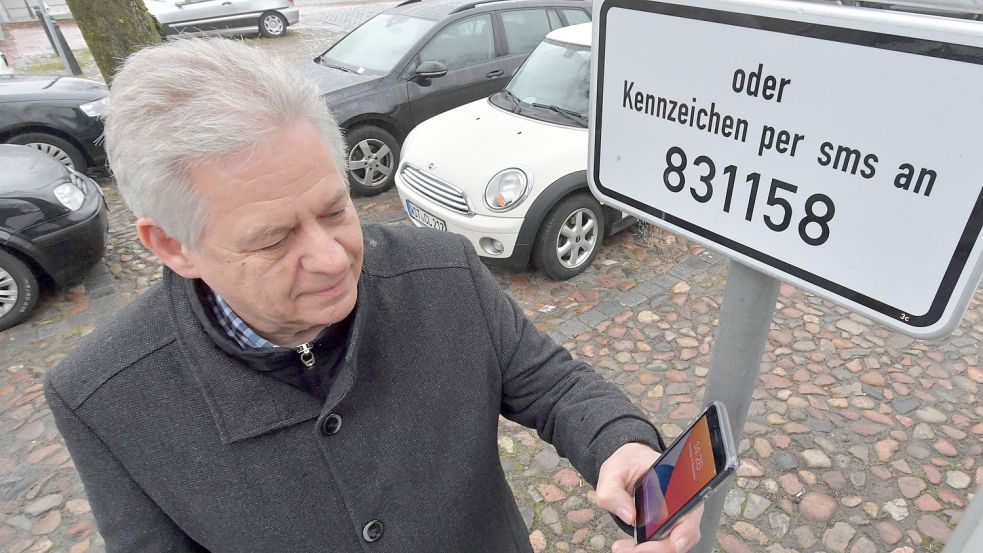 Per Handy Parktickets zu bezahlen, ist unter anderem schon in den Städten Emden, Leer, Aurich und Norden möglich. Das funktioniert per App oder SMS. Foto: Ortgies