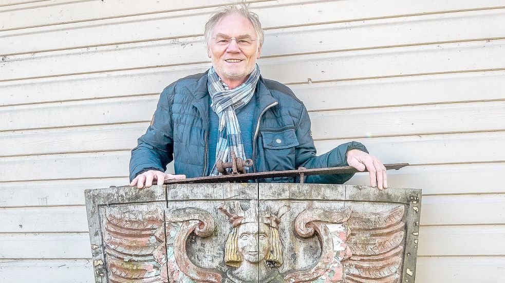 Professor Dr. Erhard Bühler hat das „Engelke up de Müür“ zum Hobby. Der passionierte Fotograf sammelte auf seinen Streifzügen durch Emden und an anderen Orten 525 verschiedene Darstellungen. Foto: privat