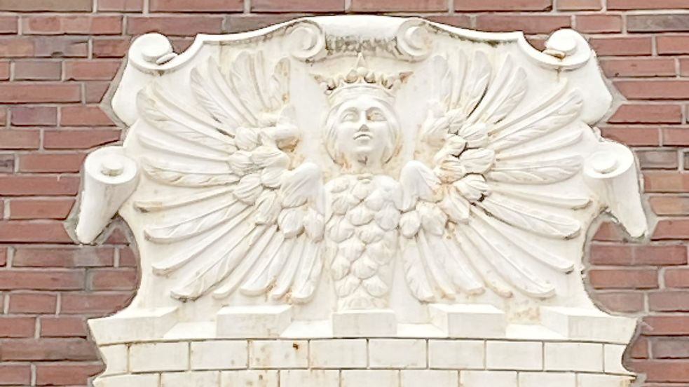 Emden gilt als Stadt der Engel, nicht nur wegen ihres Stadtwappens, das viele Gebäude ziert. Foto: Tomé
