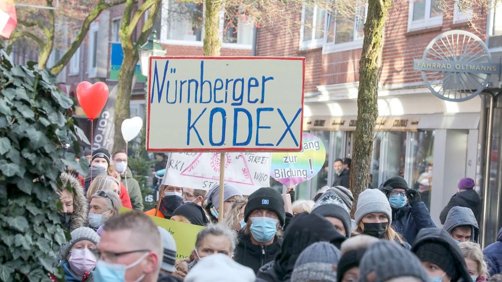 Zuletzt wurden bei den Impfgegner-Demonstrationen wiederholt Schilder gezeigt, die verschwörungsideologisch waren. Foto: Hock/Archiv