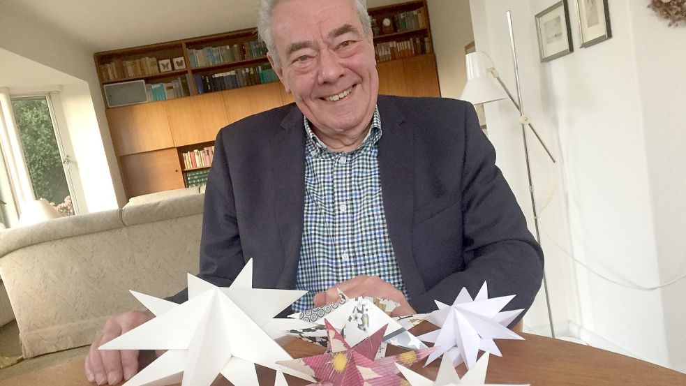 Die Weihnachtssterne im Hause Foest haben neuerdings bis zu zwölf Zacken. Paul Foest, ehemaliger Mathelehrerer, hat ein neues Bastelmuster entworfen. Foto: Mielcarek