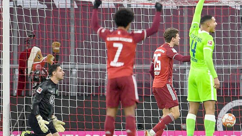 Thomas Müller (2.v.r.) feiert seinen Treffer zum 1:0. Foto: Tobias Hase/dpa