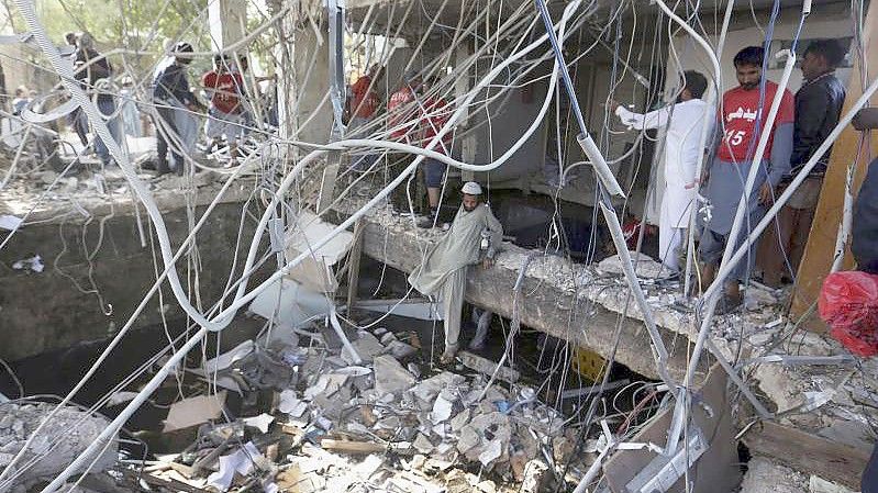 Die Wucht der Explosion ließ das Gebäude einer Geschäftsbank einstürzen. Foto: Fareed Khan/AP/dpa