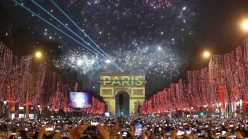 Als die Welt noch in Ordnung war: Paris begrüßt das Jahr 2020. Foto: Christophe Ena/AP/dpa