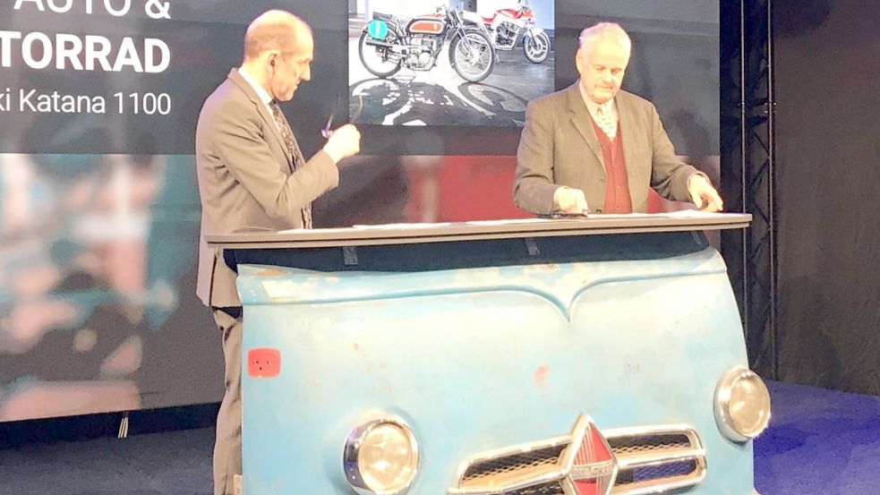 Die Klassiker-Messe in Bremen zum zweiten Mal digital: Projektleiter Frank Ruge und Oldtimer-Experte Johannes Hübner werden wie bereits Anfang 2021 das Onlineevent live moderieren. Foto: M3B GmbH/Jana Sordon