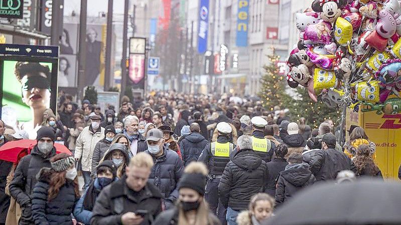 Die Düsseldorfer Innenstadt am letzten Samstag vor Weihnachten. Foto: Malte Krudewig/dpa