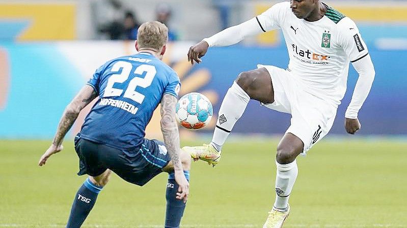 Gladbachs Breel Embolo (r) dribbelt auf Hoffenheims Kevin Vogt zu. Foto: Uwe Anspach/dpa