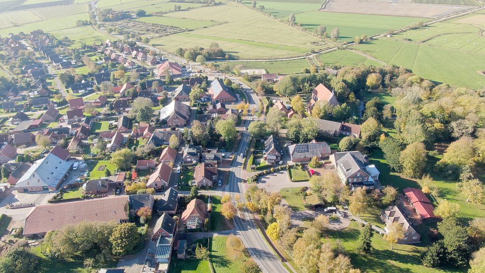 Westerhusen, das Dorf der zwei Dörfer, wird von der Hauptstraße durchtrennt. Auf dem Bild links liegt das Groot Dörp, rechts der Straße das Lüttje Dörp. Foto: Hock