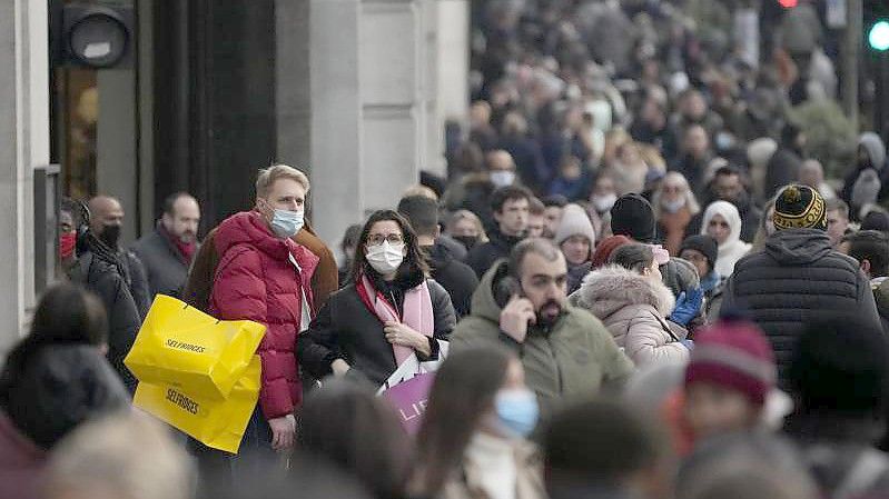 Dicht an Dicht: Passanten auf der Regent Street in London. Foto: Matt Dunham/AP/dpa