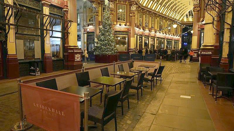Leere Plätze vor einem Restaurant in London. Die Omikron-Variante breitet sich derzeit mit rasender Geschwindigkeit in Großbritannien aus. Foto: Alastair Grant/AP/dpa