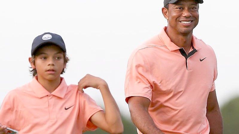 Tiger Woods und sein Sohn Charlie bei der PNC Championship in Orlando. Foto: Debby Wong/ZUMA Press Wire/dpa
