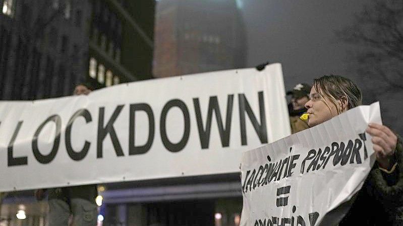 Protest gegen den Lockdown in Amsterdam. Foto: Peter Dejong/AP/dpa