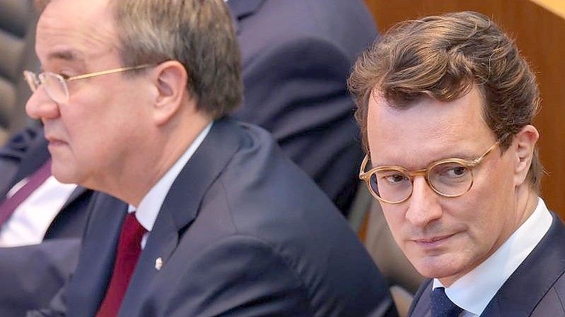 Hendrik Wüst und Armin Laschet (l.) im Landtag Ende Oktober im Landtag von Nordrhein-Westfalen. Foto: Oliver Berg/dpa