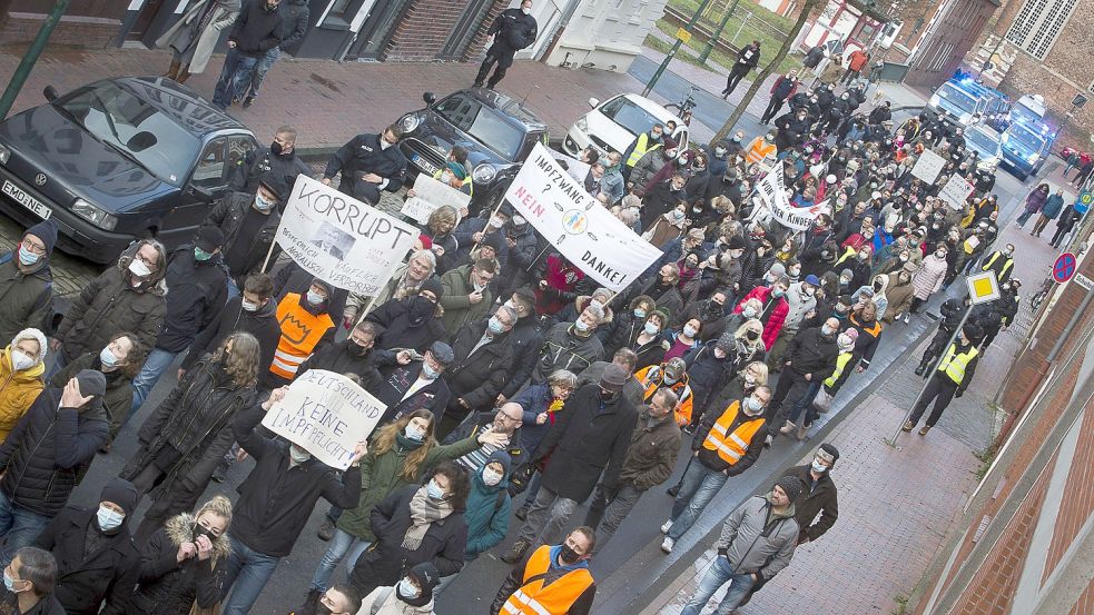Die Route des Demonstrationszugs der Impfpflichtgegner führte über mehrere Kilometer durch die Emder Stadt. Die Polizei war mit einem großen Aufgebot vor Ort. Foto: J. Doden