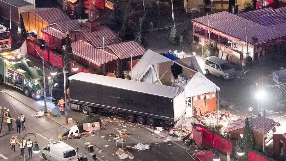 Eine Schneise der Verwüstung ist auf dem Weihnachtsmarkt am Breitscheidplatz in Berlin zu sehen, nachdem ein islamistischer Attentäter mit einem Lastwagen auf den Platz gerast war. Foto: von Jutrczenka/dpa
