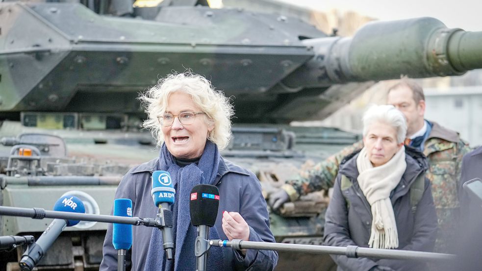 19.12.2021, Litauen, Rukla: Christine Lambrecht (SPD), Bundesministerin der Verteidigung, spricht mit beim Nato-Kampfverband in Litauen zu den Medienvertretern neben der Bundestagsabgeordneten Marie-Agnes Strack-Zimmermann (FDP). Die SPD-Politikerin unternimmt vor Weihnachten ihre erste Auslandsreise in dem neuen Amt. Foto: Kay Nietfeld/dpa +++ dpa-Bildfunk +++ Foto: Kay Nietfeld