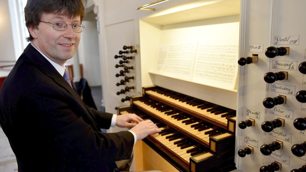 Winfried Dahlke ist Organist. Zur Weihnachten wird bei ihm ganz traditionell gesungen. Foto: Archiv
