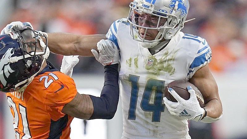 Detroits Amon-Ra St. Brown (r, 14) setzt sich gegen Denvers Ronald Darby (21) durch. Foto: Jack Dempsey/AP/dpa