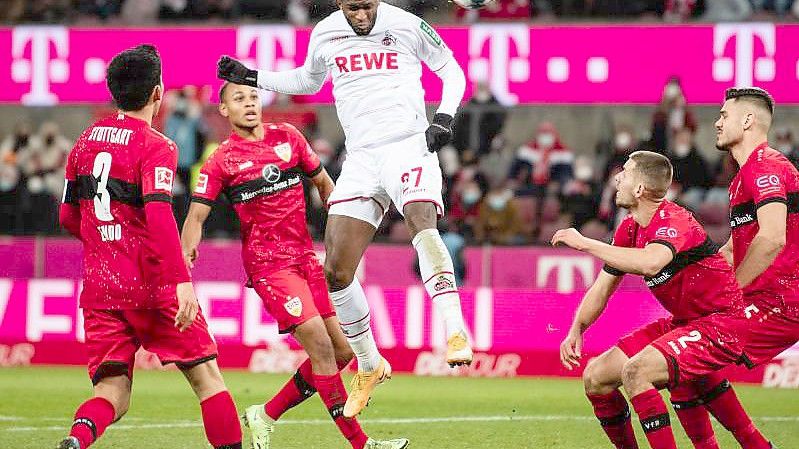 Kölns Anthony Modeste (M) trifft zum 1:0. Foto: Marius Becker/dpa