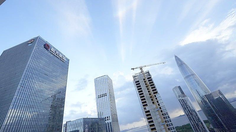 Der Hauptsitz von Evergrande (l). Die schwere Immobilienkrise in China erfasst neben dem hoch verschuldeten Evergrande-Konzern auch andere Unternehmen. Foto: Ng Han Guan/AP/dpa