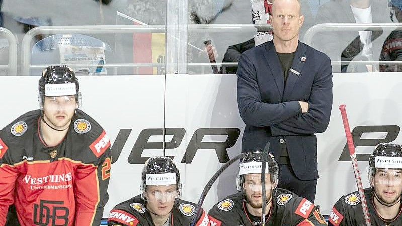 Bundestrainer Toni Söderholm (2.v.r.) bereitet sich auch auf ein Olympia-Turnier ohne NHL-Stars vor. Foto: Bernd Thissen/dpa