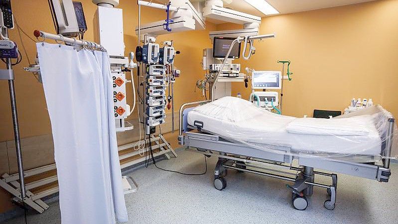 Ein Intensivbett in einer Klinik in München. Foto: Matthias Balk/dpa