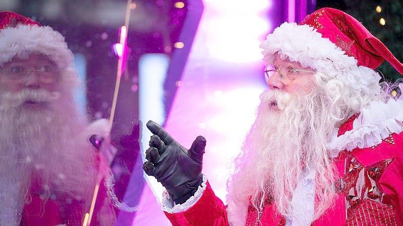 Ein als Weihnachtsmann verkleideter Mann vor dem Kaufhaus Selfridges in der Oxford Street in London. Foto: Aaron Chown/PA Wire/dpa