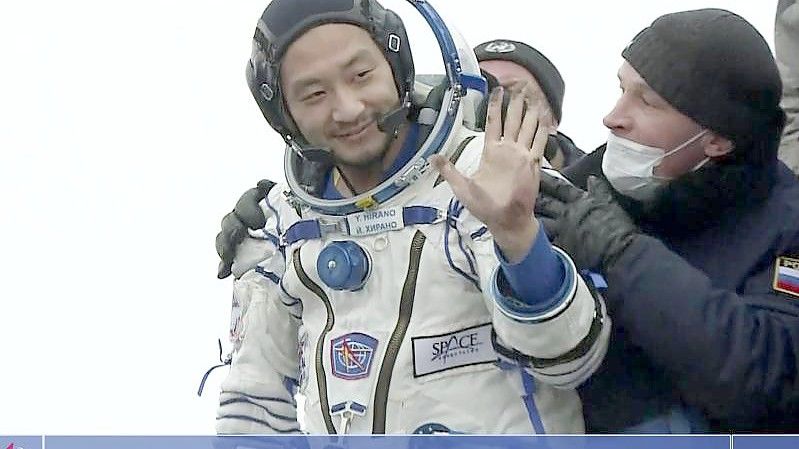 Ein japanischer Milliardär, sein Assistent und ein russischer Kosmonaut sind am Montag nach einem 12-tägigen Aufenthalt auf der Internationalen Raumstation sicher zur Erde zurückgekehrt. Foto: Uncredited/Roscosmos Space Agency via AP/dpa