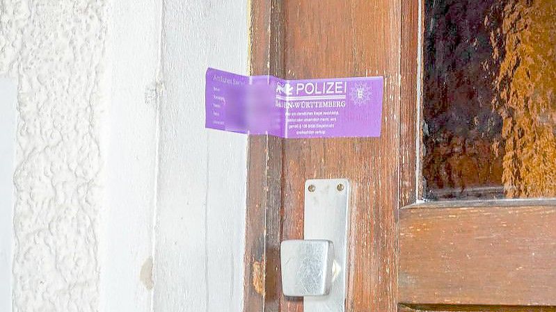 Ein Polizeisiegel klebt an der Tür des Wohnhauses in Baden-Baden. Foto: Marco Dürr/Einsatz-Report24/dpa