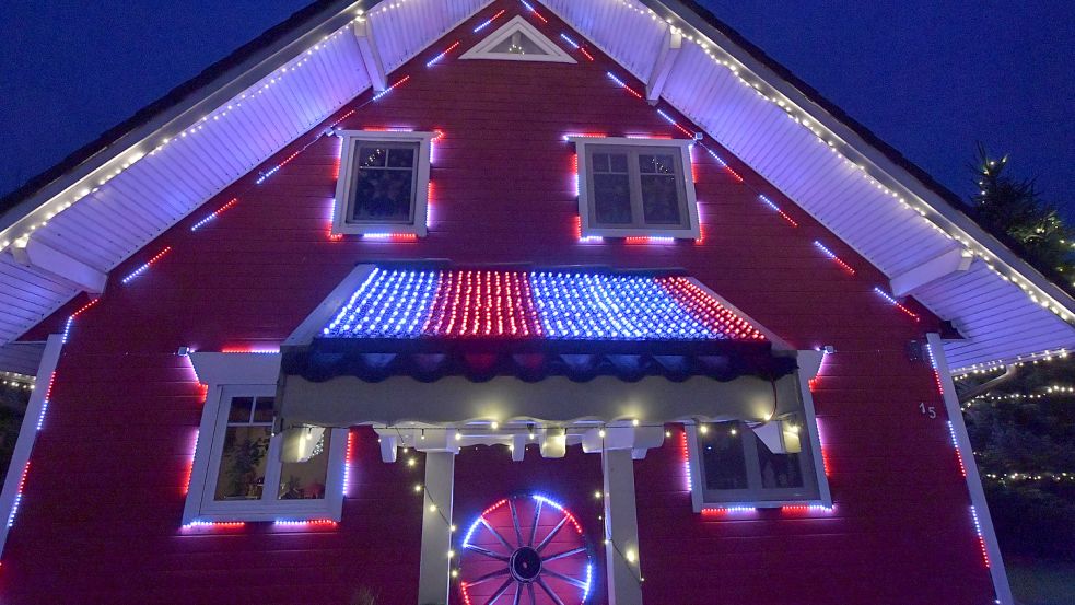 An der Front des Hauses begann im vergangenen Jahr die Verwandlung des Gebäudes in ein Weihnachtshaus im amerikanischen Stil. Foto: Ortgies
