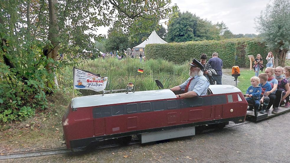 Beim Fest zum Ende der Saison war in diesem Jahr trotz Corona viel los. Wie gewohnt fuhr die kleine Mini-Bahn über das Gelände. Fotos: Hanssen