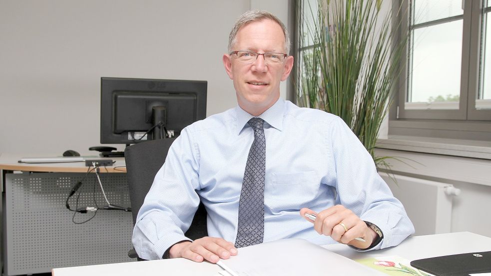 Manfred Ackermann in seinem Büro bei den Stadtwerken Emden. Der Geschäftsführer löst seinen Vertrag vorzeitig auf und wechselt ins Ruhrgebiet. Foto: Päschel