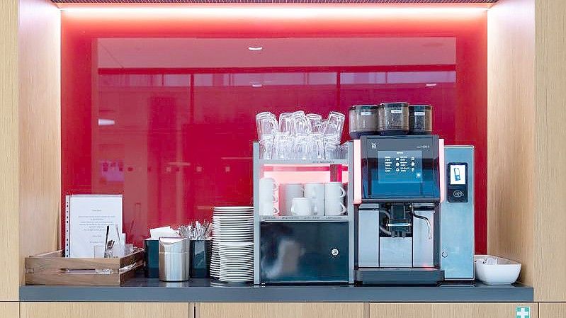 Obwohl Corona die Aufsteller von Snack- und Kaffeeautomaten kräftig getroffen hat, schrumpft die Zahl der Geräte nicht, wie es beim Branchenverband BDV heißt. Foto: Soeren Stache/dpa-Zentralbild/dpa