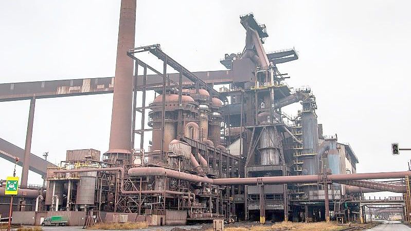 Das Bremer Stahlwerk von ArcelorMittal. Bis zur Mitte dieses Jahrhunderts wollen viele Stahlkonzerne klimaneutral produzieren. Foto: Sina Schuldt/dpa