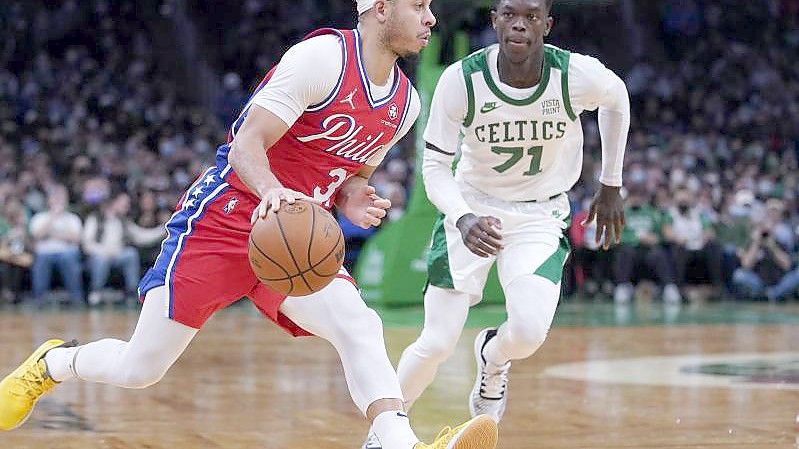 Basketball-Nationalspieler Dennis Schröder Dennis Schröder (r) verlor mit den Boston Celtics gegen die Philadelphia 76ers. Foto: Charles Krupa/AP/dpa