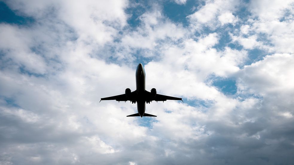 Ein Flugzeug landet am Flughafen Hannover. Fluggästen steht auch dann eine Entschädigung zu, wenn ihr Flug vorverlegt wurde. Foto: Stratenschulte/DPA