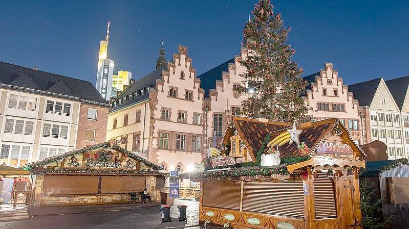 Die Corona-Maßnahmen haben sich dem Schaustellerbund zufolge auf die Weihnachtsmarkt-Umsätze ausgewirkt. Foto: Julia Cebella/dpa/Symbolbild